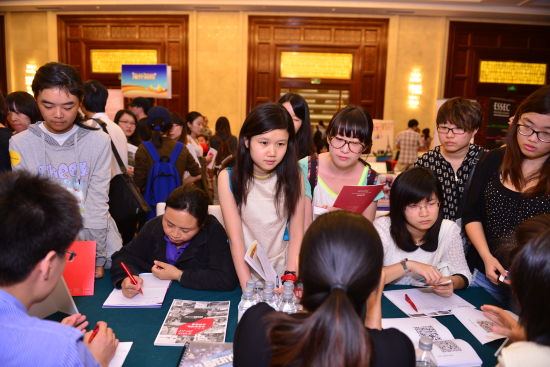 新浪國際教育展現(xiàn)場爆棚 學(xué)子逐夢熱潮中，金牌顧問成焦點